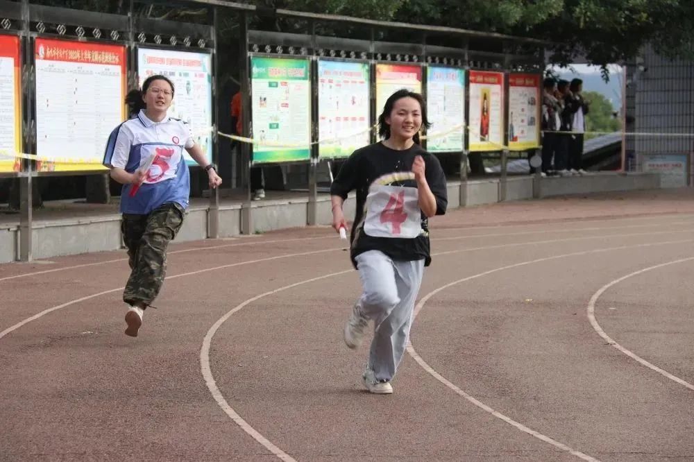 李中学子多矫健运动场上展英姿—李渡中学第四十届田径运动会纪实