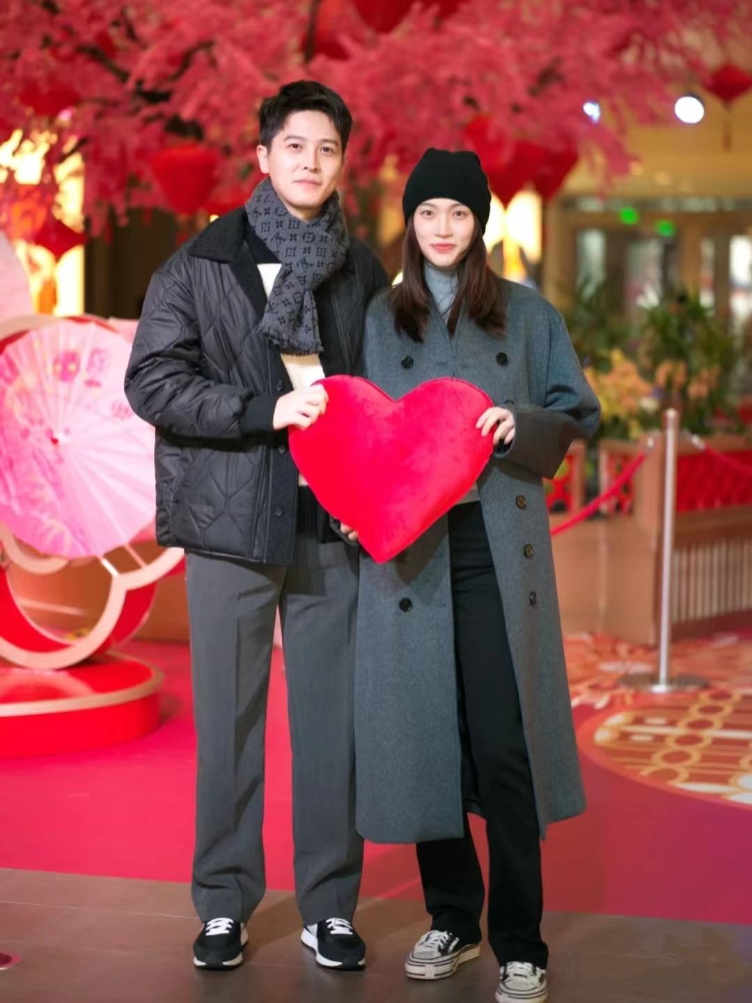 流行的运动鞋怎么搭配衣服,运动鞋秋季版怎么搭配衣服