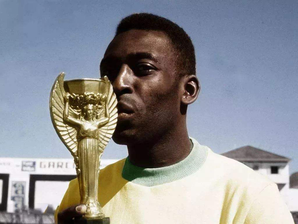 谁才是足坛历史第一人,谁是足坛第一中锋