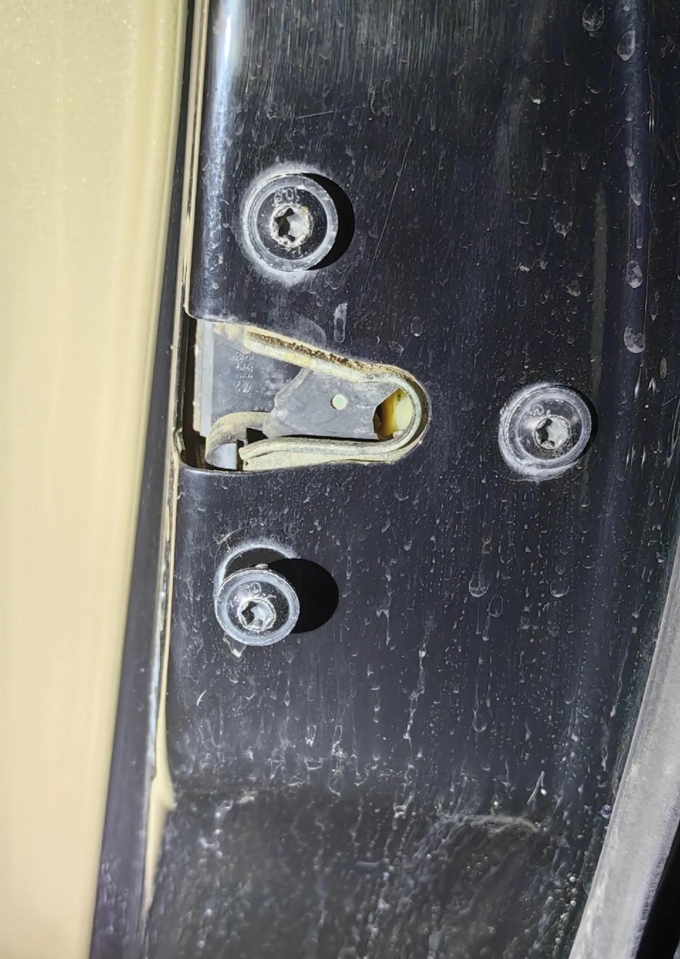 别克君越门锁块拆卸教程,君越遥控门锁接收器更换