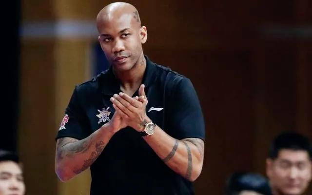 cba赛场怒骂裁判一节比赛两个犯规,cba球场暴力事件