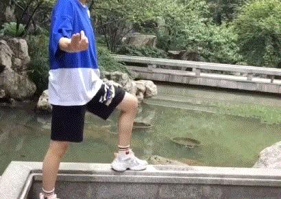 走路走累了躺下歇一歇,走路走累了坐地上