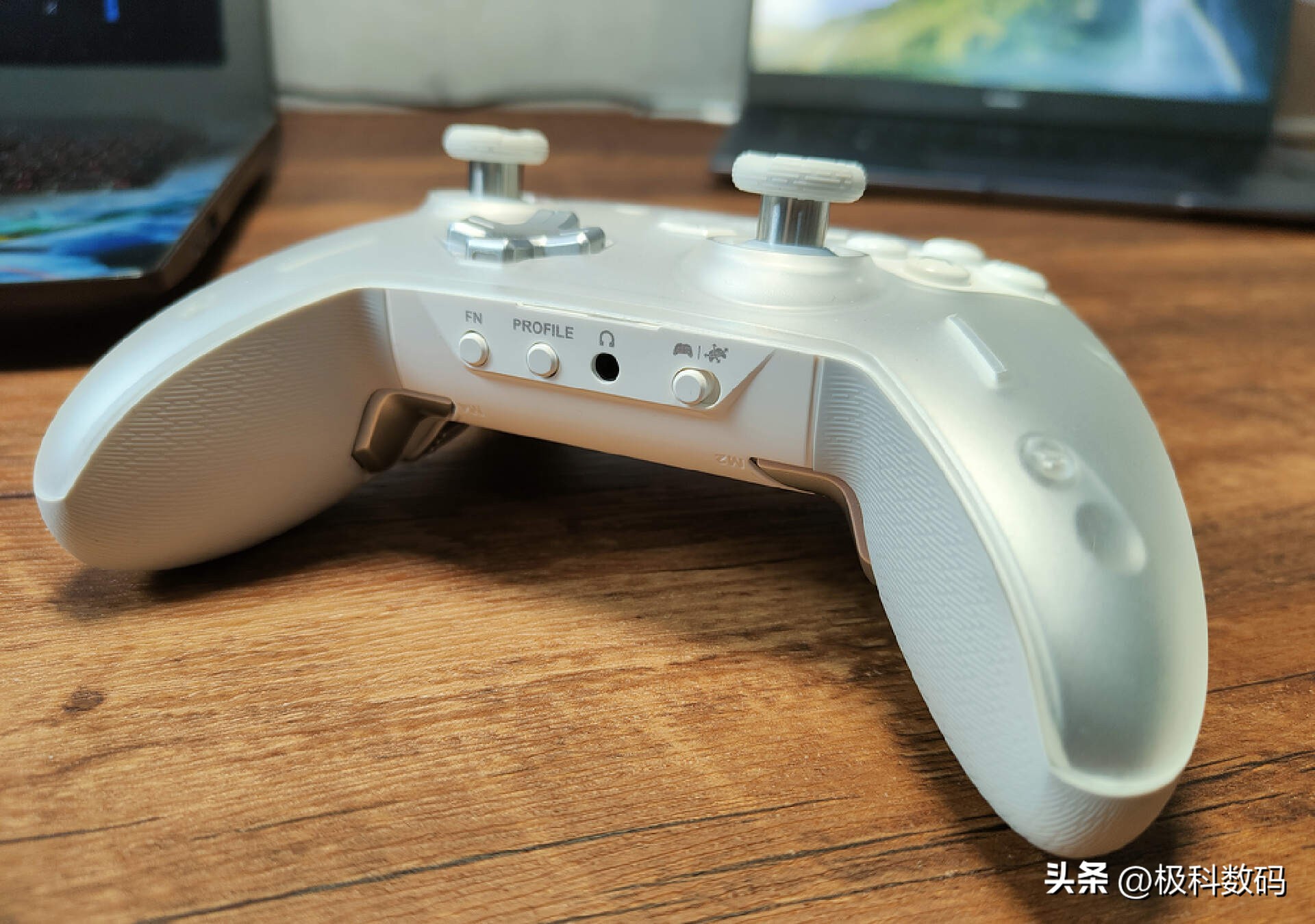 北通宙斯手柄尺寸和xbox手柄对比,北通宙斯手柄和switchpro手柄比较