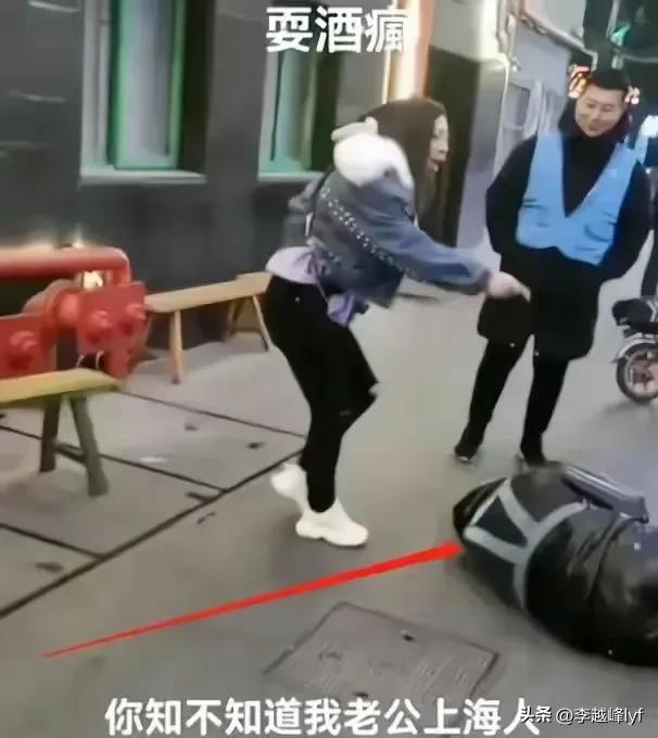 “老公是上海公安”女子打人后续来了，求饶赔5万，小哥让她懵了