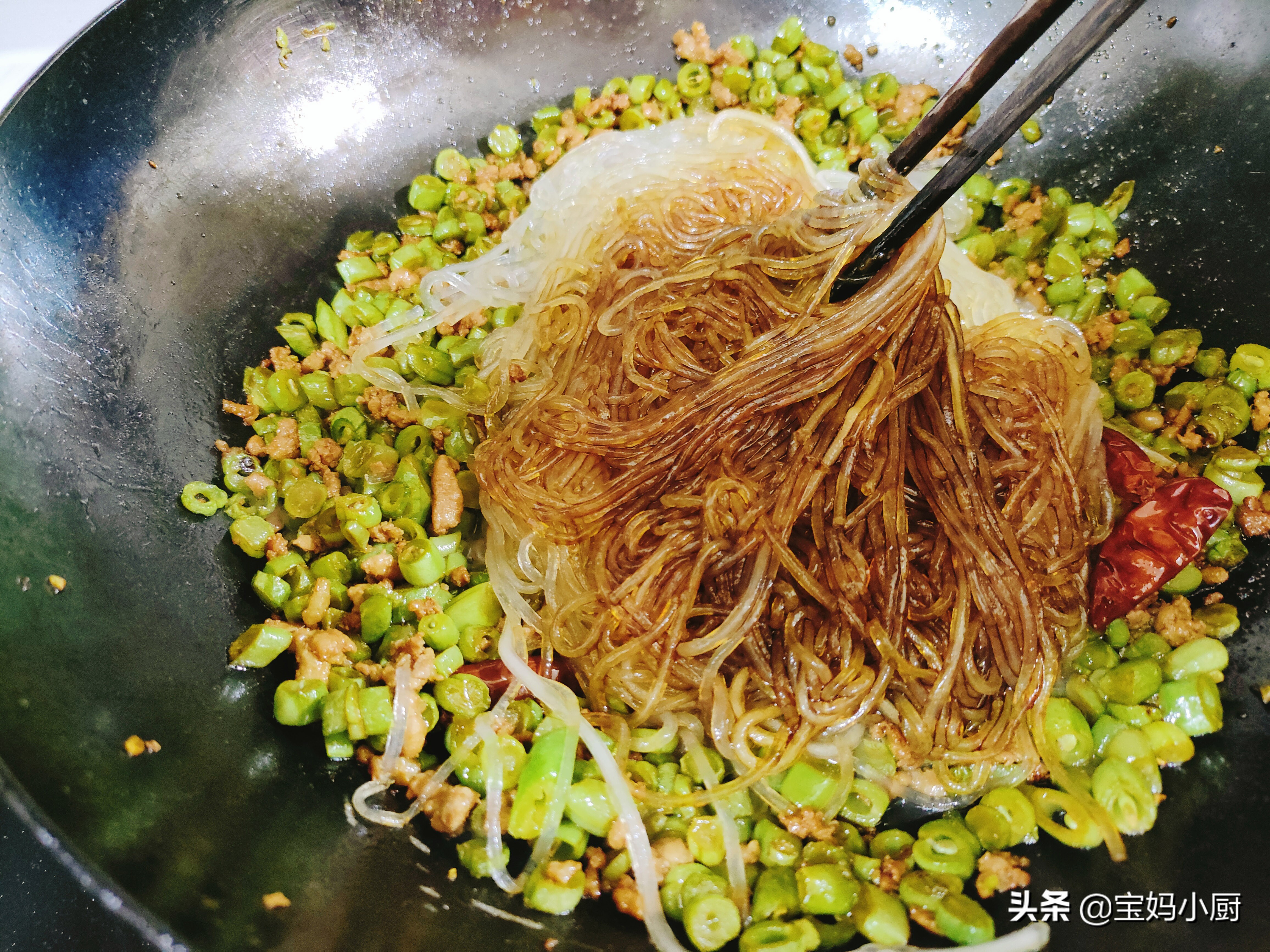 如何炒粉条松散不粘成一团,做粉条的步骤简单