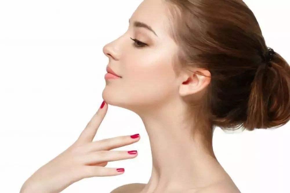 颈纹特别深的年轻女人,颈纹很显老手把手教你小妙招