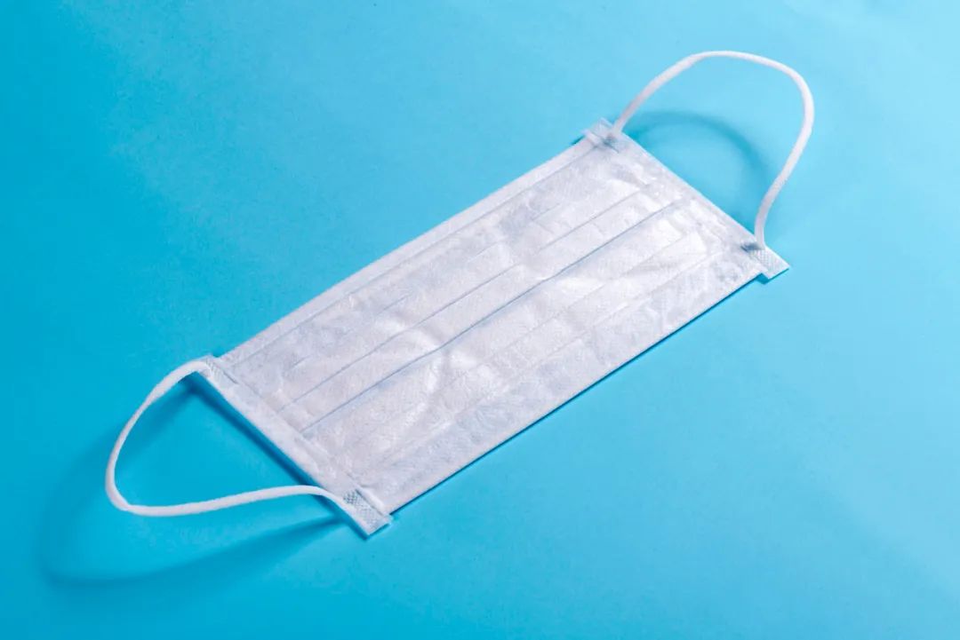 上海曝光4起干部违规!白肺与原始毒株有关?没阳的跟“阳康”一起上班会被传染吗?国家移民管理局最新公告