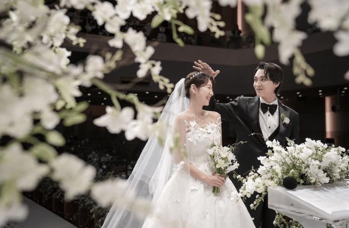 朴信惠与好友聚会，女神笑出苹果肌，气球文案曝光胎儿性别是男孩