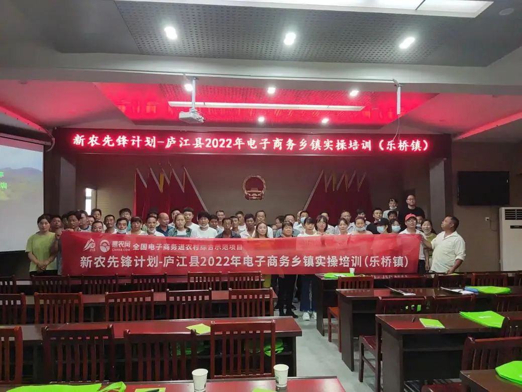 按下快进键跑出加速度闯出新路子,凝心聚力按下脱贫攻坚快进键