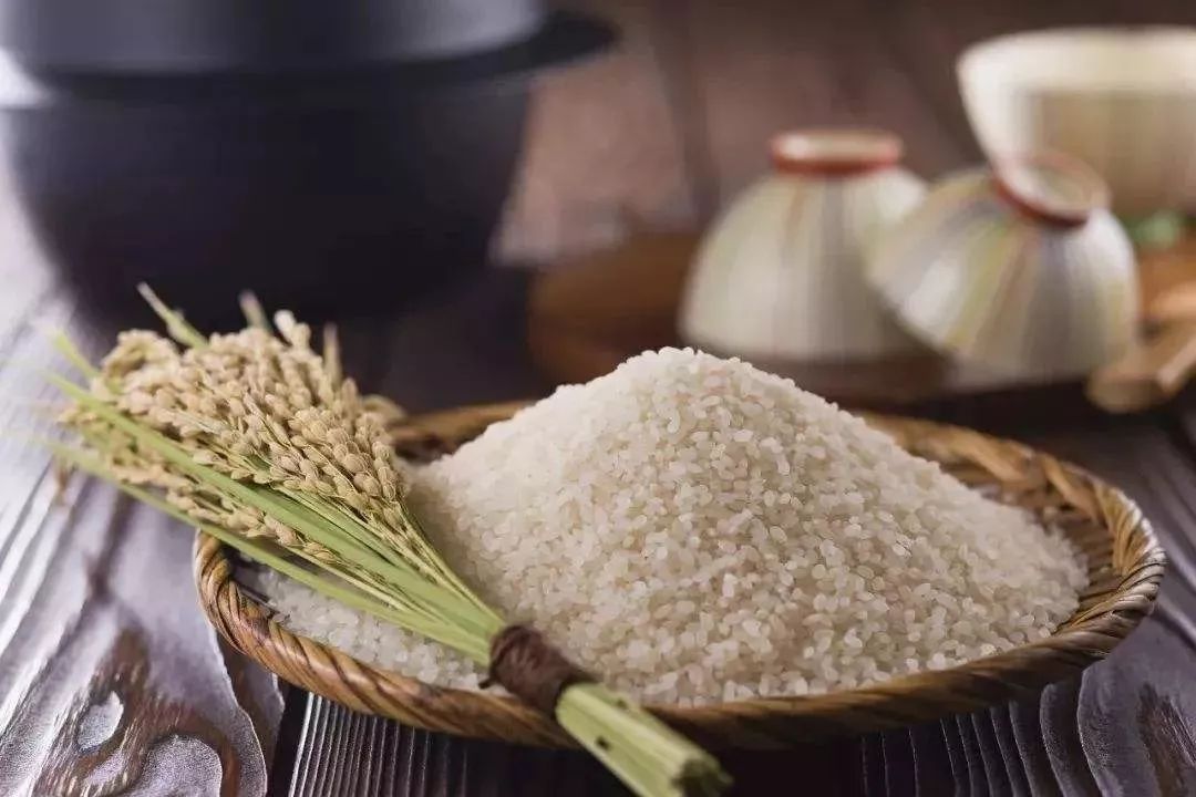 买大米时，先不管贵贱啥牌子，认准米袋“4行字”，就是好大米