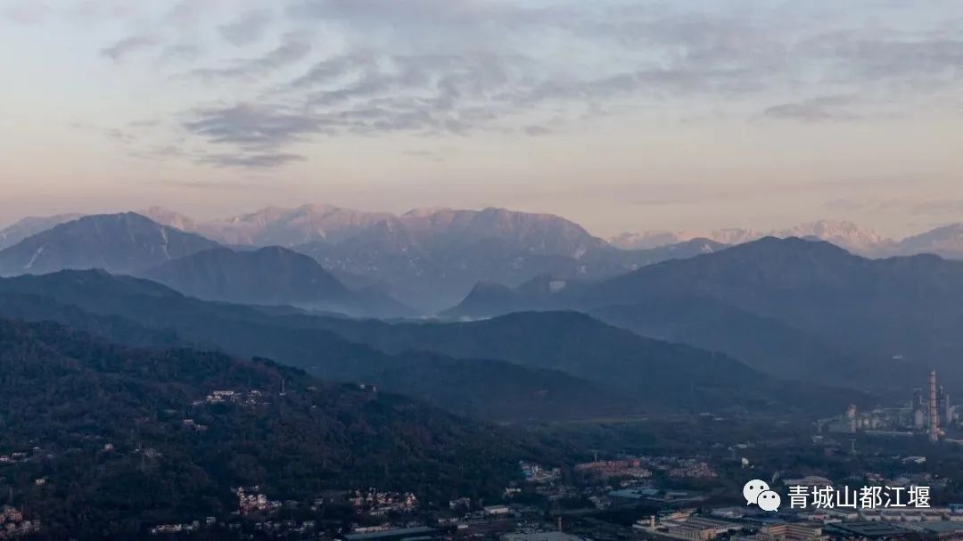 晴空雪山,雨过天晴的都江堰又见雪山