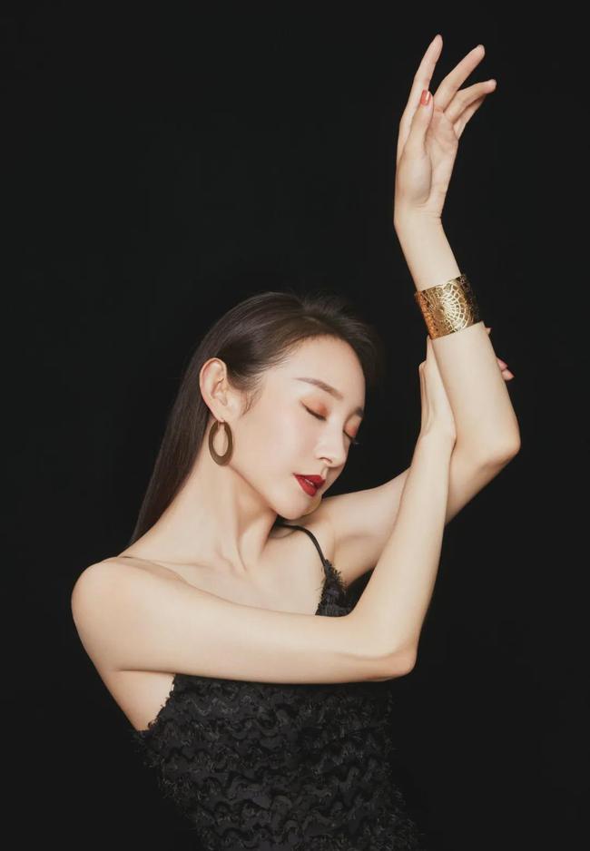 贾玲沈腾本色出演张小斐,贾玲张小斐2020微博之夜红毯视频