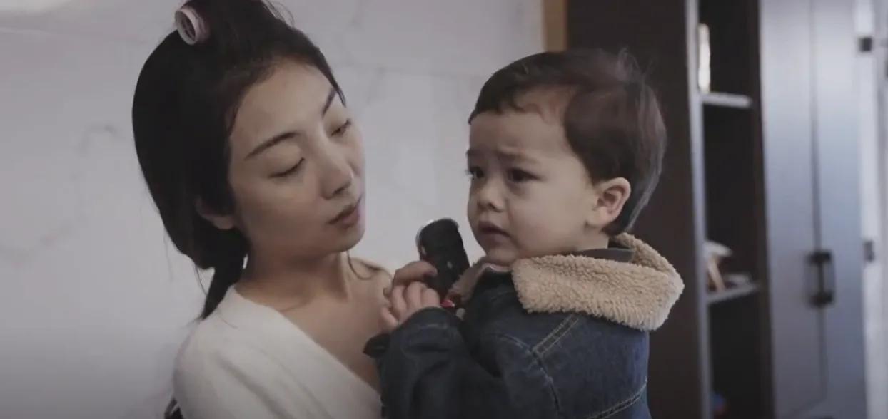 女模特10万元养三胞胎,30岁女模特生下三胞胎