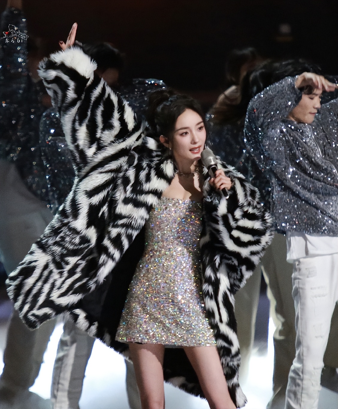 杨紫关晓彤跨年晚会造型,关晓彤2017年湖南跨年演唱会