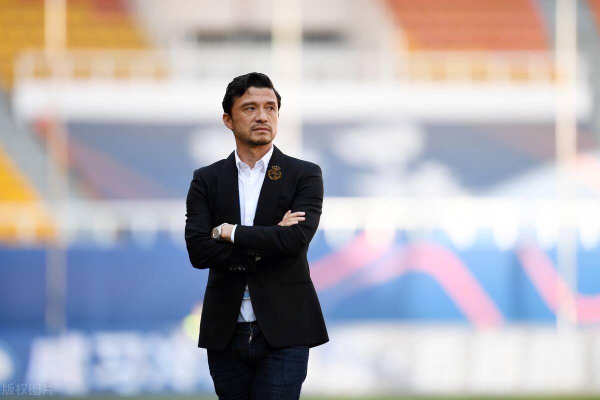 当年徐根宝在发布会上被公然喊下课，如今谢晖北上接掌大连人，这位海派教练能从恩师的遭遇里学到什么？