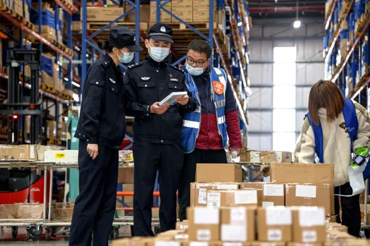 知名品牌柜员迷惑：男子一天来店里10多趟！真相大跌眼镜……