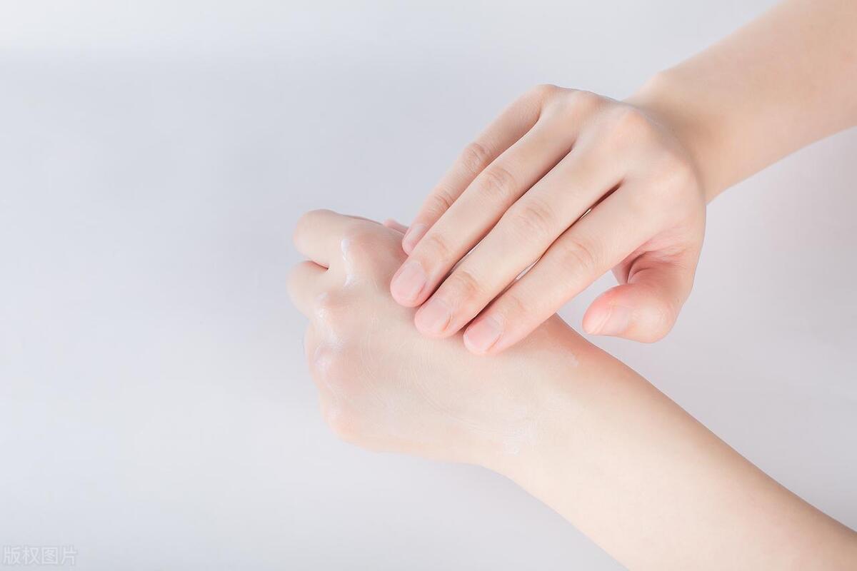 皮肤干燥起皮怎么办,干燥脱皮保湿最好用什么