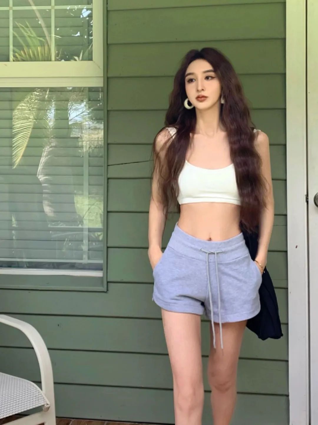 今年最流行的穿搭冬季短裤,时髦百慕大短裤穿搭