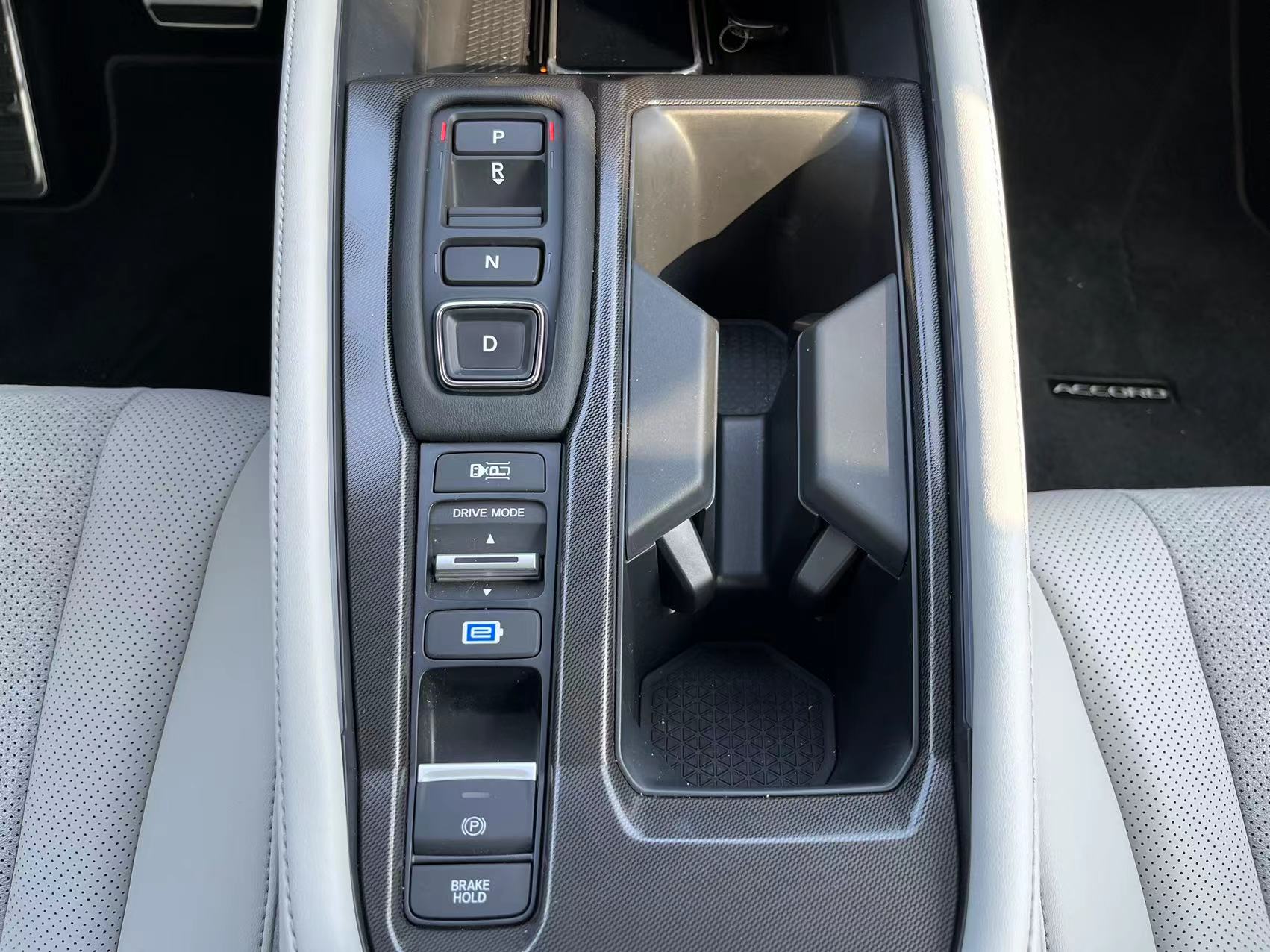 混动雅阁运动模式,2023款顶配雅阁运动模式