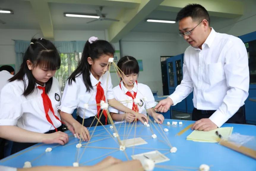 四川天府实验小学,三尺讲台绽芳华共成长