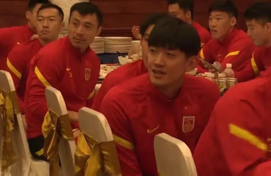 没输也窝心！换谁都不行，半场零射门，三脚必丢球，射正就是亡