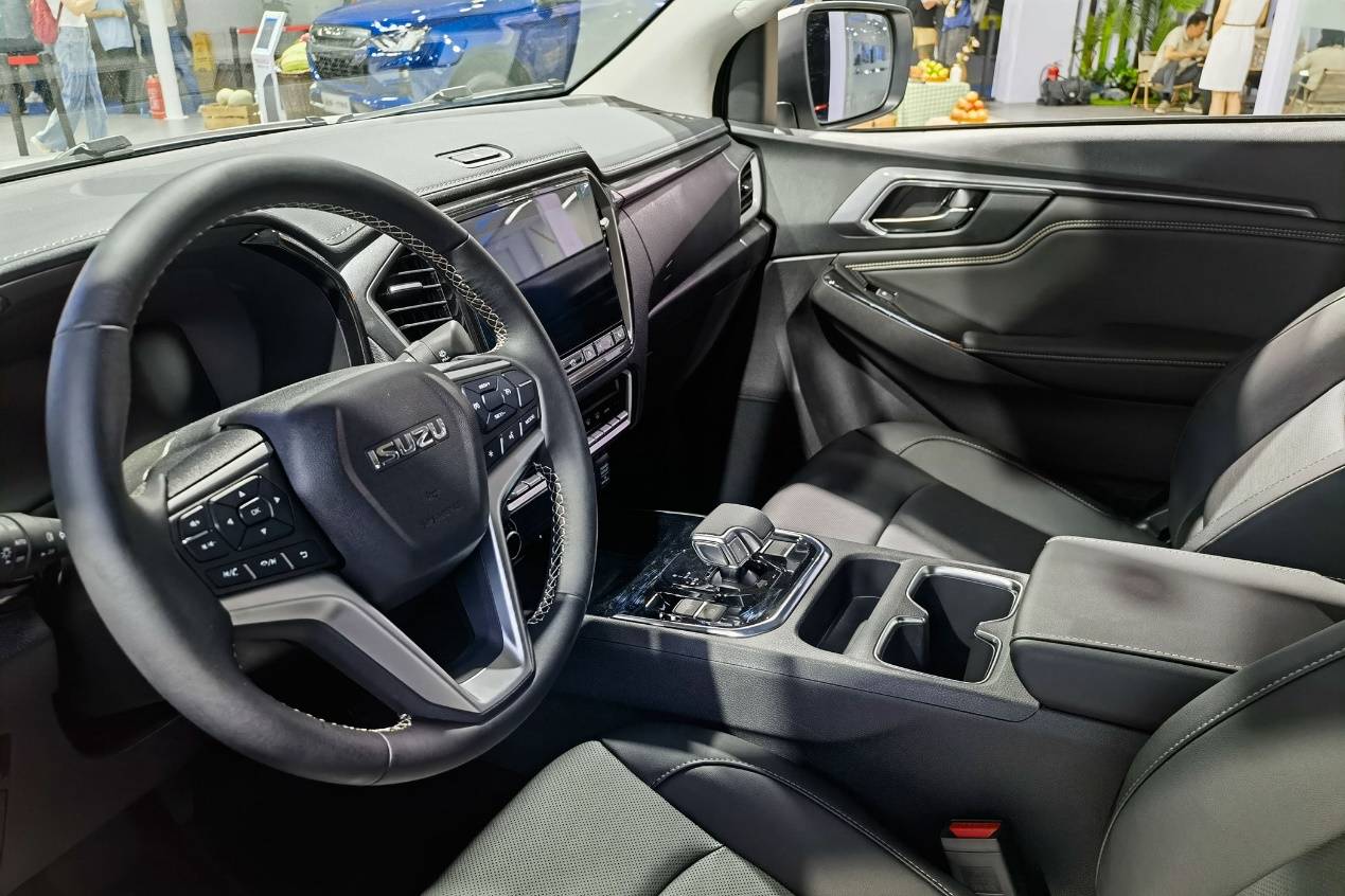 五十铃皮卡铃拓和d-max外观区别,五十铃皮卡铃拓2.5t四驱手动测试