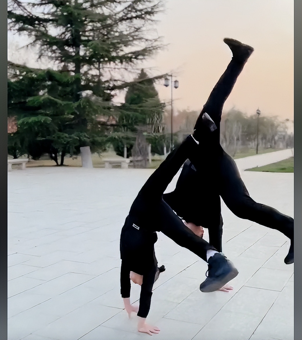 兵王小孩瞪大眼站军姿,五岁小孩军姿走红抖音