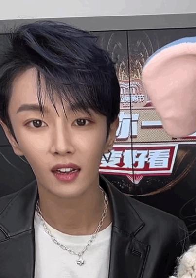 又土又浮夸，当男明星用上美颜滤镜，一个比一个怪异，太好笑了