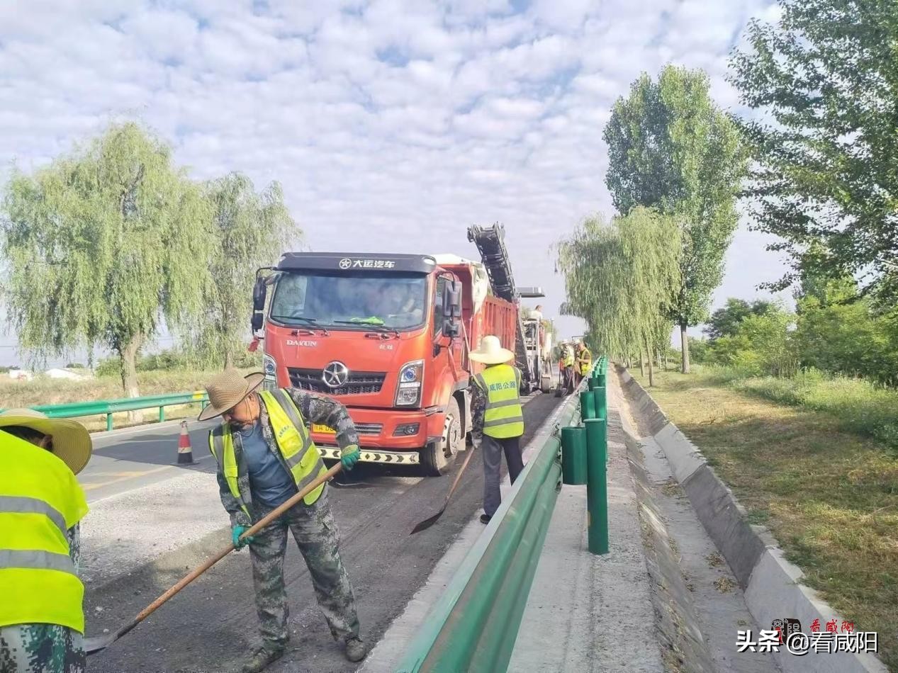 高温下的坚守公路人,酷暑高温下的坚守