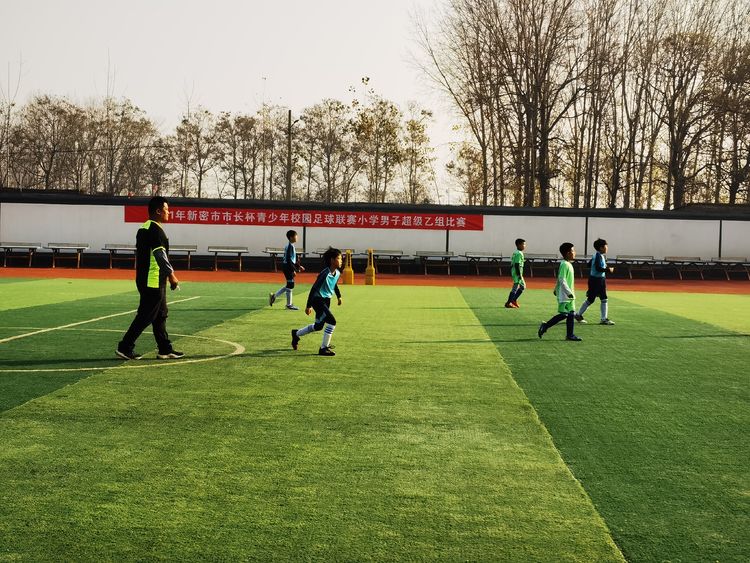 新密市校园足球,阳光体育快乐足球黑板报