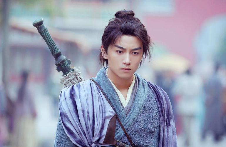 给2022年“进步最大的十位男演员”排个名：靳东第十，王骁第二