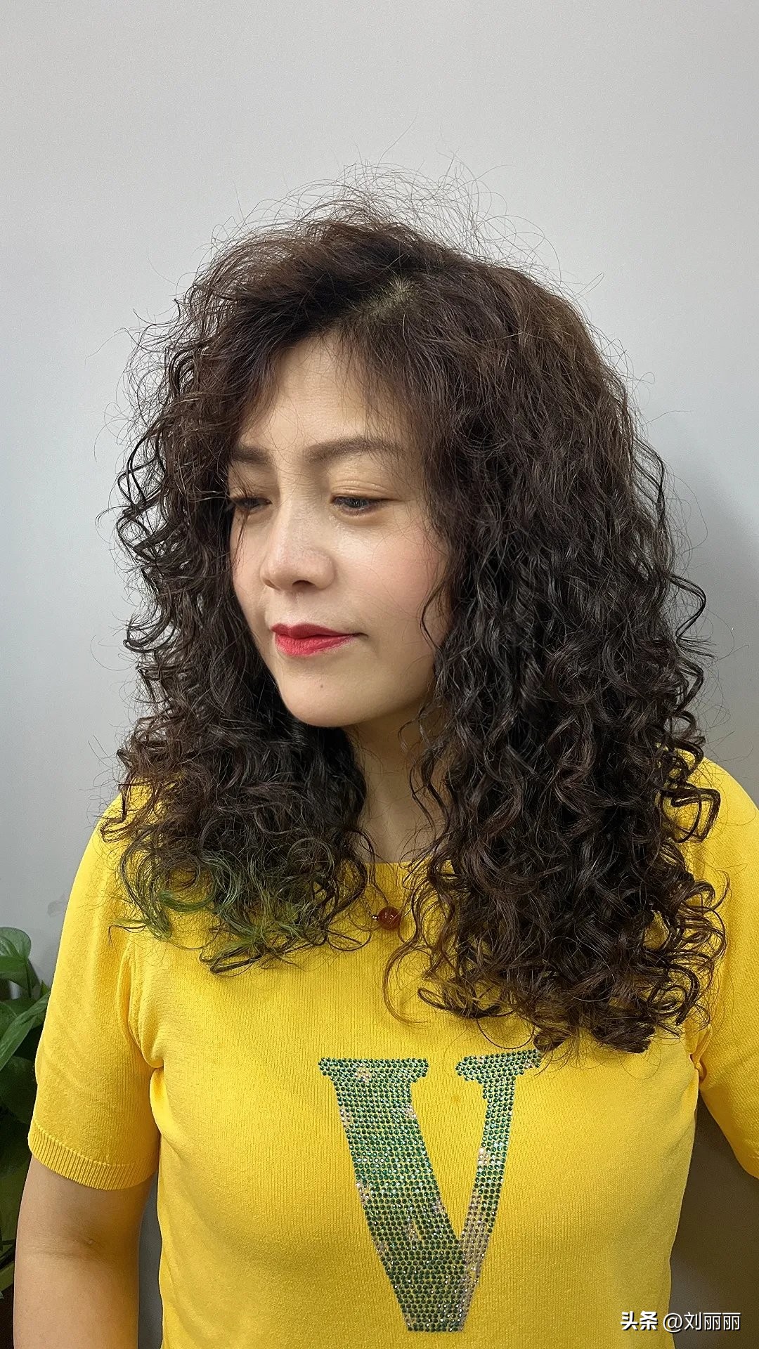 减龄高马尾头顶蓬松时尚发型扎法,40岁减龄发型短发时尚