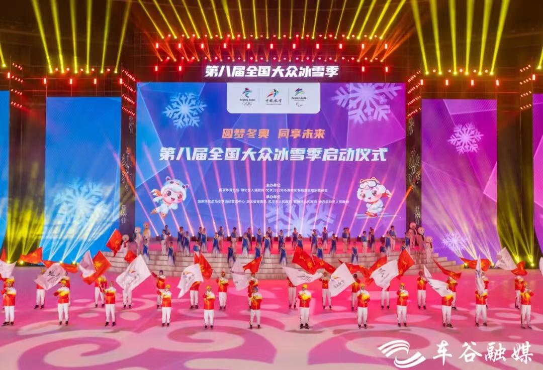 武汉体育中心体育馆人数,众多游客前来打卡