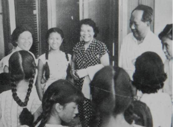 76年毛主席病逝，想起昔日恩情，*子珍贺**含泪对主席像说：请安息吧