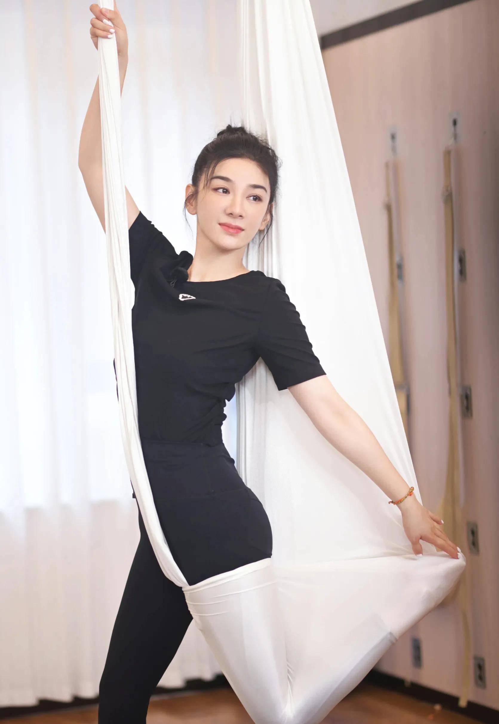 黄奕穿丝绸睡袍身材太好了，成熟有韵味女人好迷人