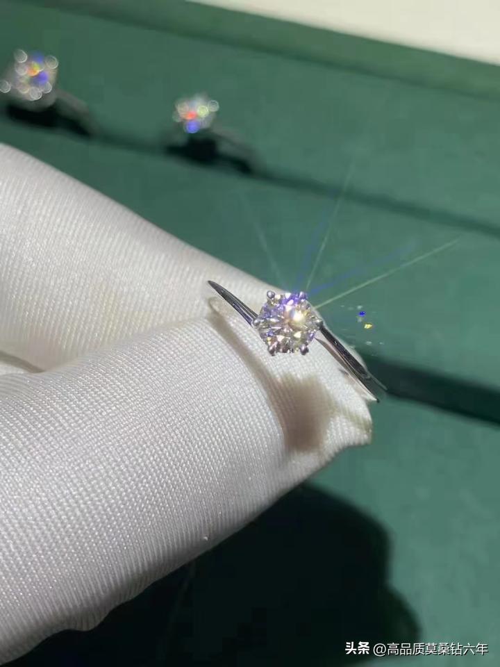 锆石和莫桑钻哪个更值得买,莫桑钻和锆石哪个更值得购买