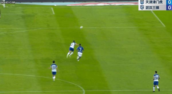在不专业的道路上中国足协最专业，中超天津战武汉20人同穿蓝球衣