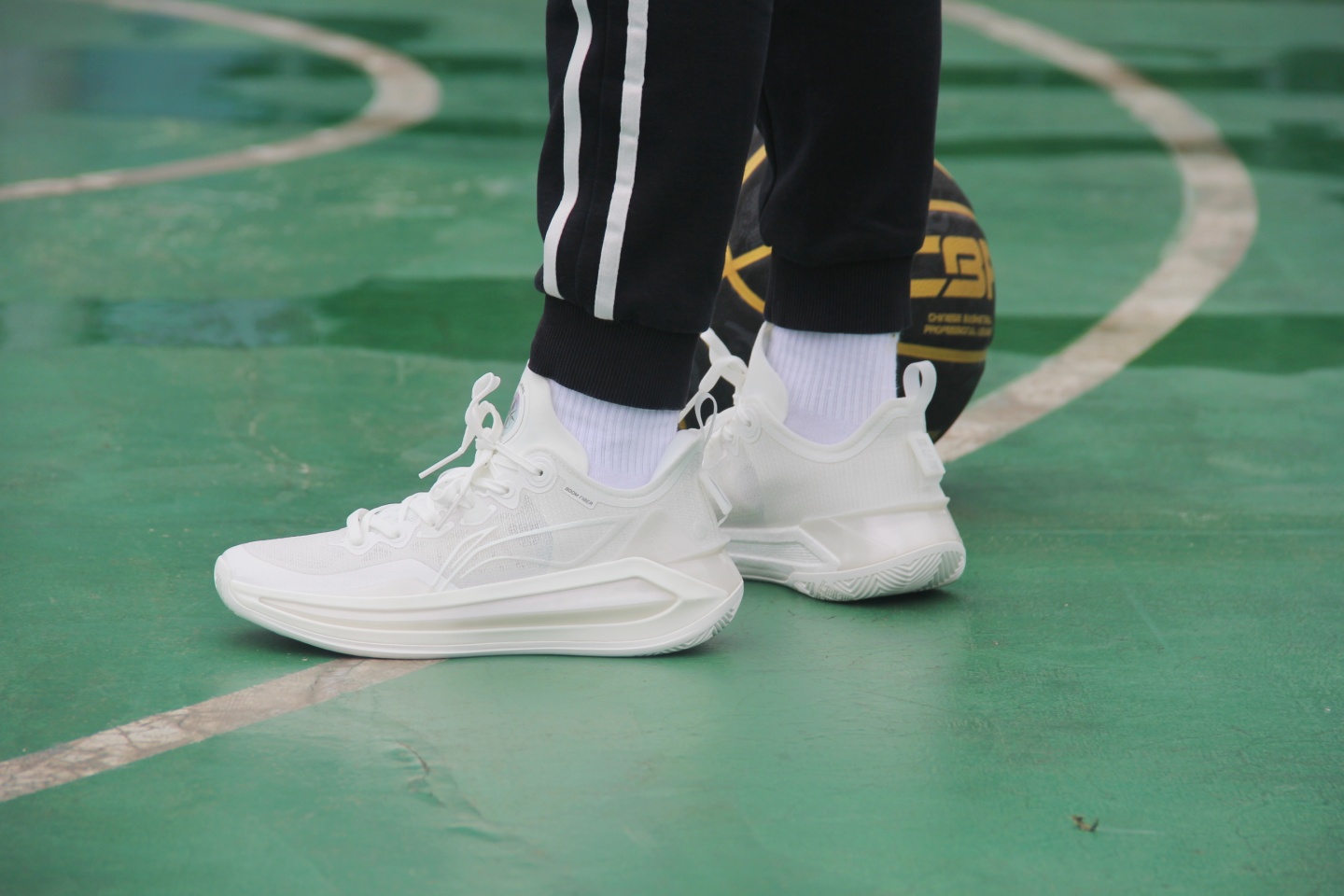 小后卫突破篮球鞋超轻,后卫李宁篮球鞋利刃3v2