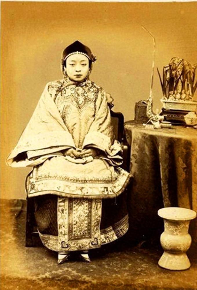 30张老照片再现！变态的纳粹，逼犹太人女人脱衣，集体*杀屠**