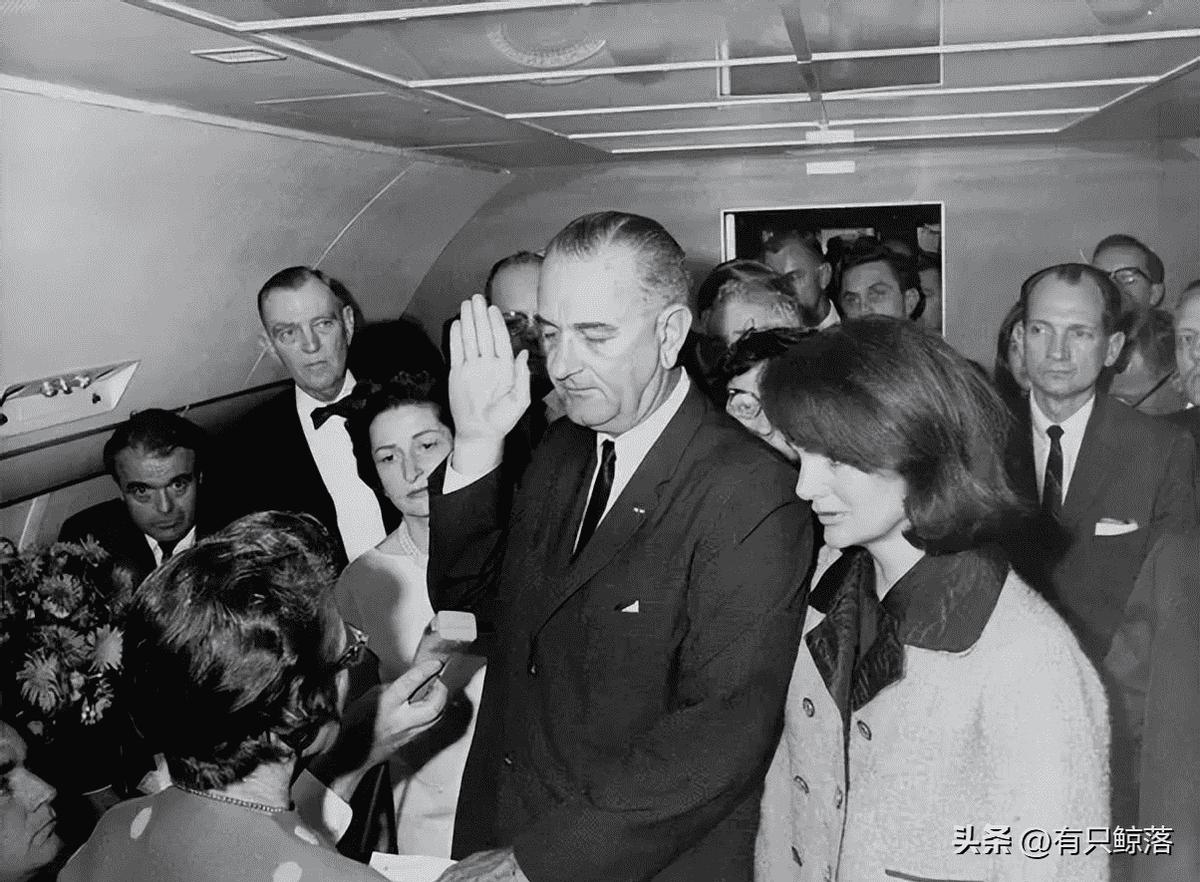 孩子吸吮母亲干瘪的乳房!42年河南饥荒真实场面,比电影残酷十倍