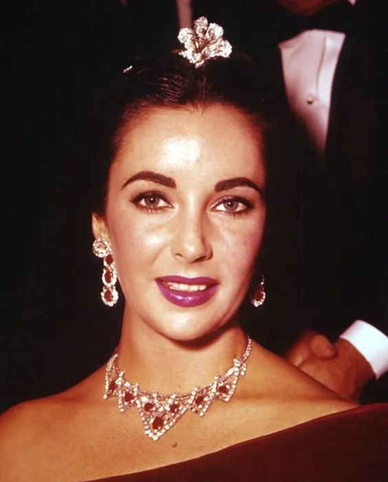 这颗生于东方，在法兰西结果的红莓，“果农”竟是卡地亚？