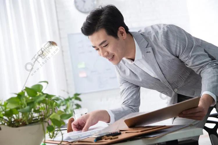 金克里帮儿子成家后，去妻子的坟头说，“琼，冲冲已嫁出去了”