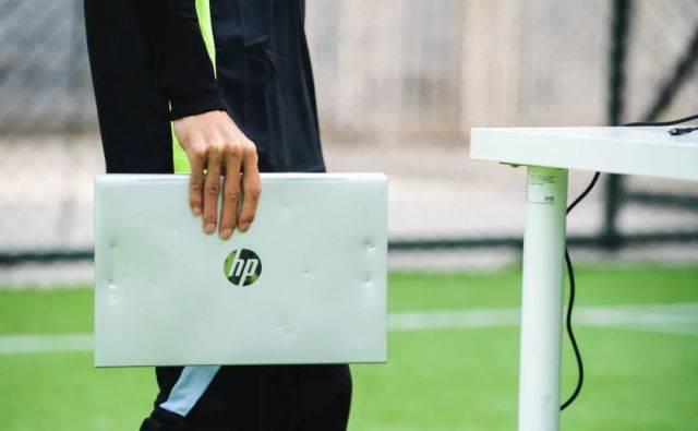 正面硬扛350斤杠铃足球飞射花式滑板，结局看傻了