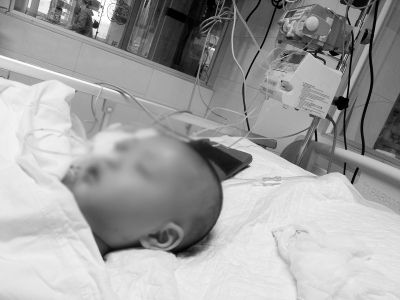 2013年,河北4岁男婴遭石头雨攻击,右手截肢奶奶怒骂:都是你害的