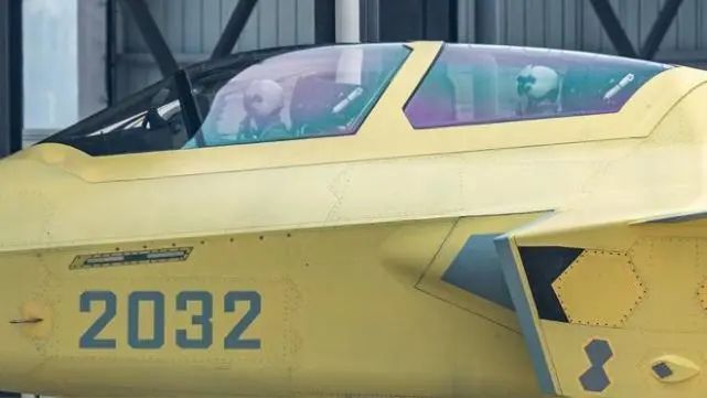 歼20有双座战机吗,双座型歼20是两个飞行员吗