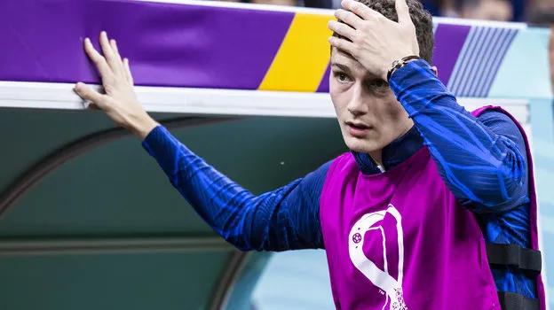 法国队丑闻加剧，更衣室冲突、本泽马与教练对垒、黑人球员被网暴