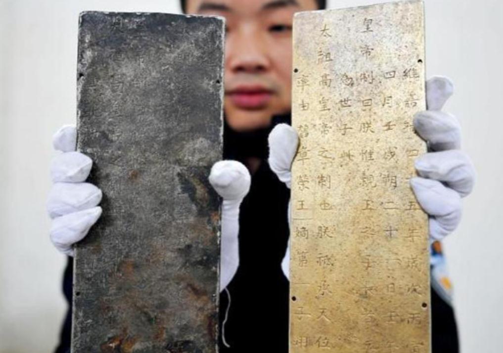 四川村民河里捡金子,村民江边捡到金锭抽干江水