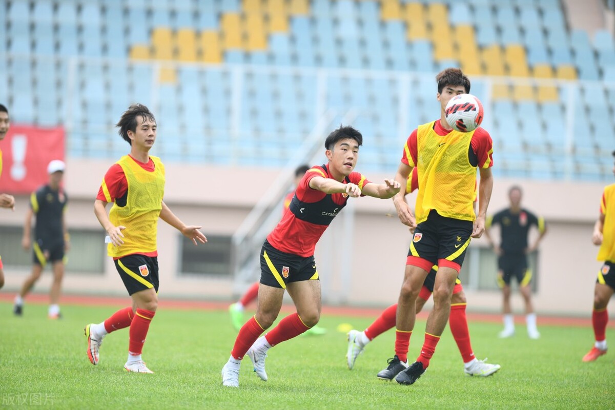 冯潇霆谈国足与日韩差距,冯潇霆对话国足完整版