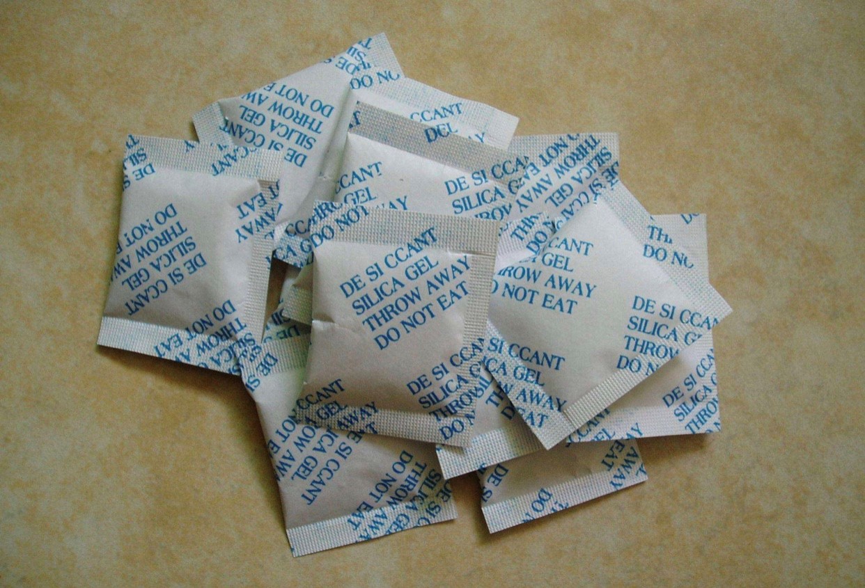 零食袋里的干燥剂能干什么用,千万别扔零食袋里的干燥剂