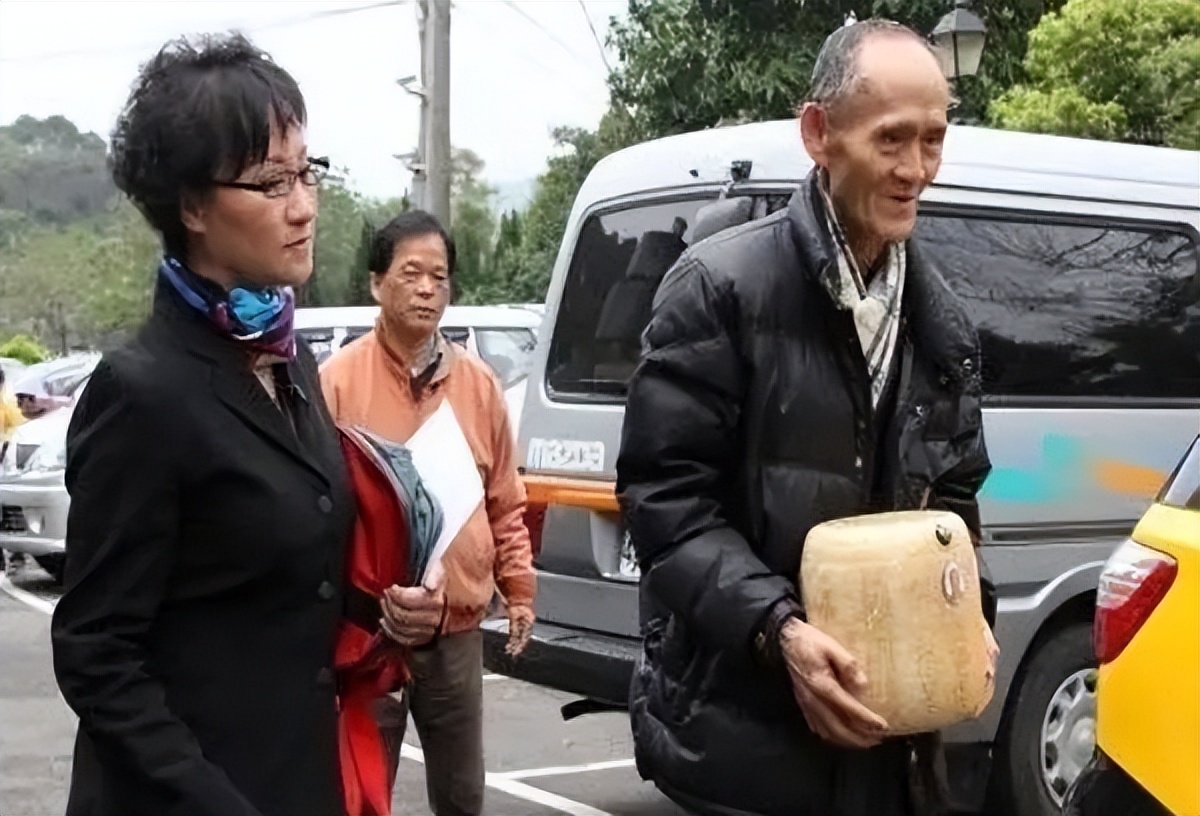 92年香港机场检测仪突然报警，安保拦住台湾律师，搜包后当即报警